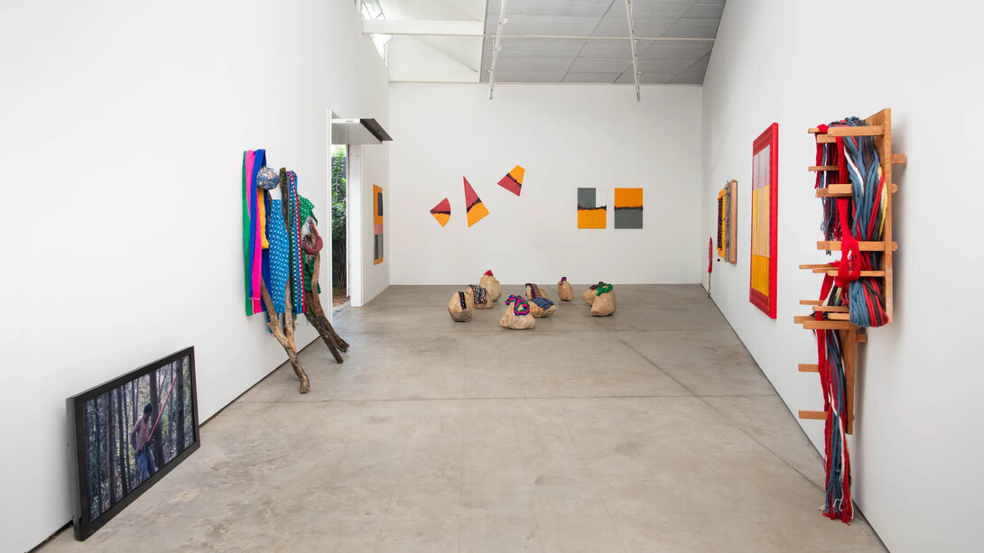 Antonio Pichillá, Geometria intercultural, vista da exposição. Cortesia da Galeria Luciana Brito