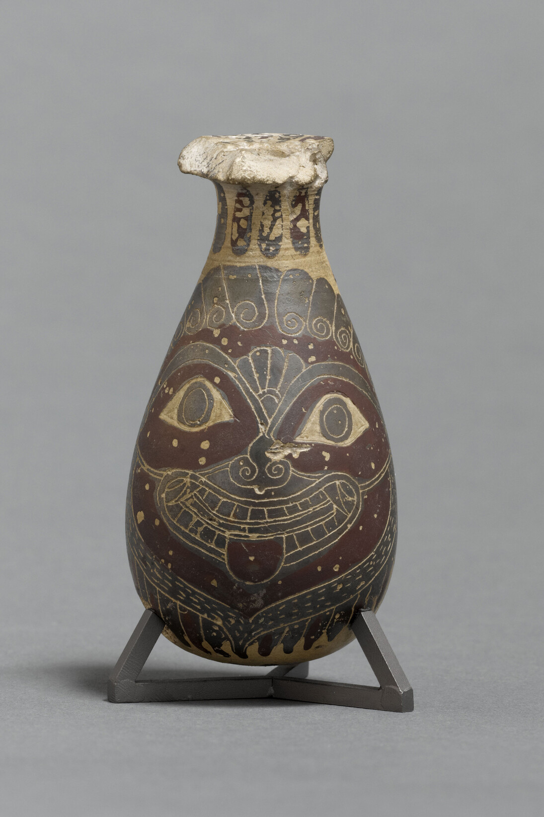Alabastre à figures noires - gorgoneion, Argile, h. 8 ; d. max. 4,1 cm, Découverte : Camiros/ production : Corinthe 620-600 av. J.-C. Acquisition Salzmann, 1864, Paris, musée du Louvre, département des AGER
© RMN (Musée du Louvre) / Stéphane Maréchalle
