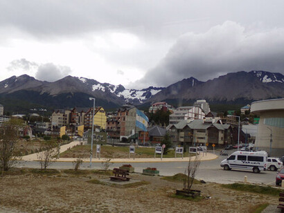 En tiempos en que resurgen disputas estratégicas por el control de recursos y territorios clave, como la Antártida y el Atlántico Sur, resulta imprescindible una mirada más crítica y activa por parte de los gobiernos sudamericanos. Plaza Islas Malvinas,2014, Ushuaia, Tierra del Fuego, Argentina