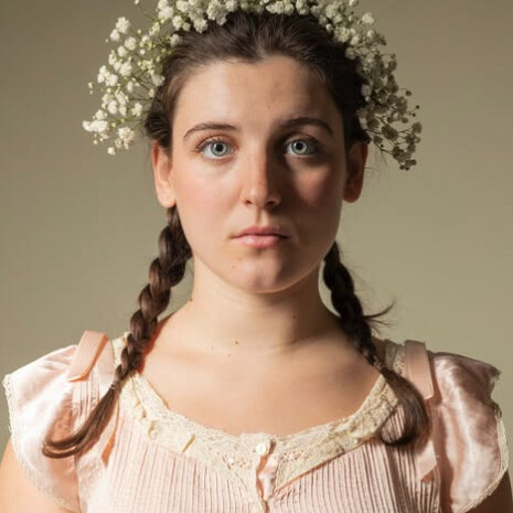 "Matrimonio Blanco" se erige como un espacio de denuncia y reflexión sobre las estructuras opresivas que siguen marcando la vida de las mujeres en la sociedad contemporánea