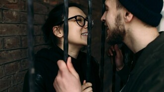 Las novelas policiales que se escriben en estos parajes, donde aparentemente reina la calma y sin embargo, se publican novelas tan violentas, tan llenas de sangre y maldad