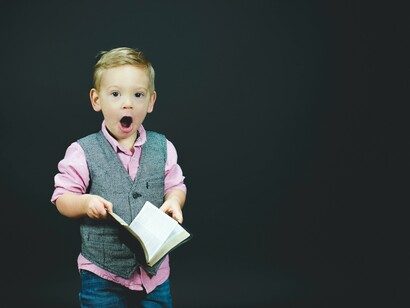 Bambino che legge: le capacità espressive dei bambini diminuirono drasticamente, in quanto diverse operazioni mentali erano state sostituite dai dispositivi tecnologici