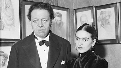 Após um acidente devastador, Frida Kahlo encontrou na pintura uma nova forma de viver e amar ao lado do muralista Diego Rivera, com quem compartilharia uma vida marcada pela arte, paixão e desafios