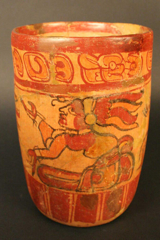 Vaso trípode polícromo
Materiales: Cerámica
Clásico 600 - 900 DC
Medidas: 220 mm de alto