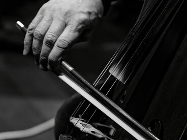 La sua esperienza come cantore e violoncellista gli permise di sviluppare una raffinata sensibilità per la disposizione del suono nello spazio, anticipando moderne concezioni di spazializzazione sonora