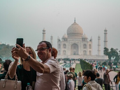 Circa 3 milioni di persone all'anno visitano il Taj Mahal