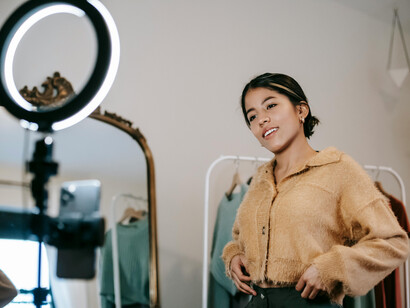 Saiba como a moda inclusiva está sendo promovida por influenciadores digitais, destacando a importância da diversidade étnica, racial, de gênero e de tamanho