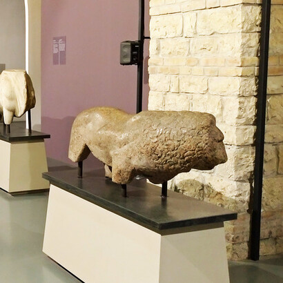 Statua di leone a guardia di uno dei templi dedicati alla de Iside ritrovata a Benevento, Italia