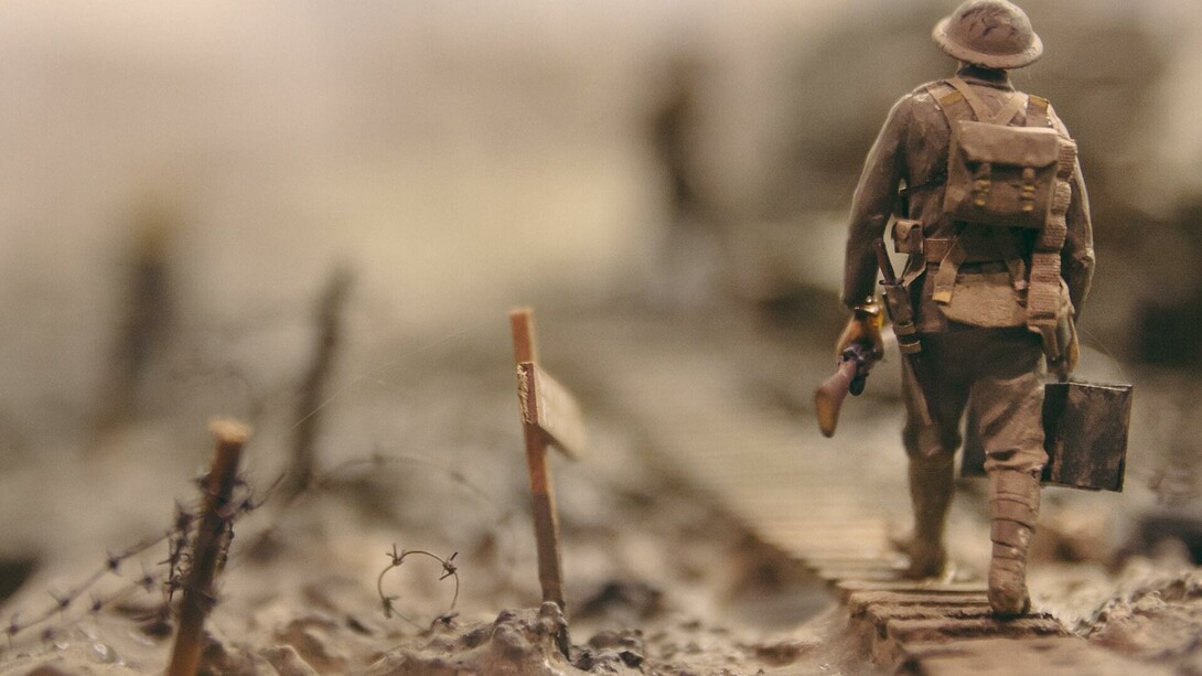 Soldado caminha sozinho por destroços da guerra