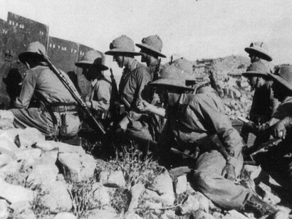 Soldati italiani con un pezzo di artiglieria 65/17 durante la prima battaglia di Tembien, Etiopia, 1936. Etiopia