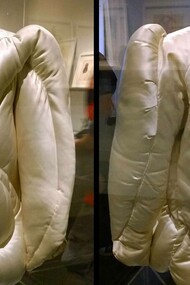 L'iconico piumino da sera di Charles James in esposizione durante  la mostra presso il Costume Institute del Metropolitan Museum of Art