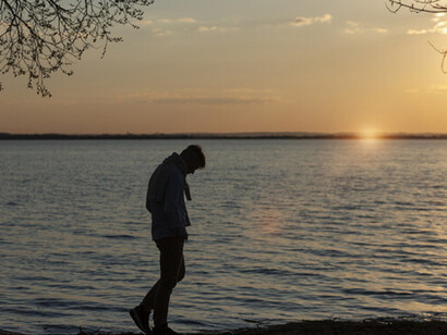 Mediante las plataformas de contacto puedes contactar con personas saltando jerarquías, distancias y culturas lejanas, a miles de kilómetros, pero mientras el contacto es virtual, la relación también es virtual