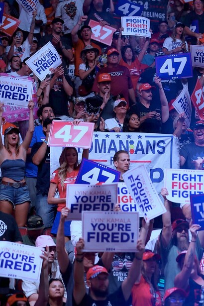 Fanáticos de Donald Trump en un evento de campaña en el Desert Diamond Arena, Glendale, Arizona, Estados Unidos, agosto de 2024