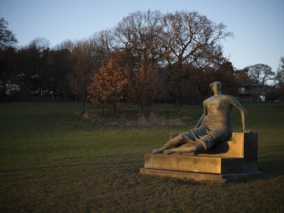 Henry Moore, Draped Seated Woman, 1957–58 bronze, Photo © Jonty Wilde, Courtesy London Borough of Tower Hamlets, Reproduced by permission of The Henry Moore Foundation
