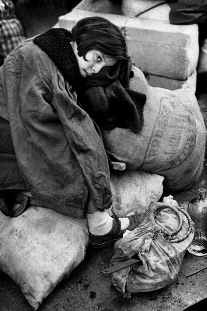 Ragazza durante la guerra civile spagnola, 1936. © Robert Capa © International Center of Photography/Magnum Photos