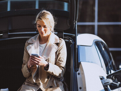 Es en el eterno presente cuando podemos mirar al cielo para comprender nuestros estados de ánimo y descifrar las posibilidades de actuar en concordancia con los ritmos de la existencia humana. Esperando para poder seguir