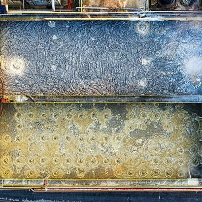 Vista aérea del uso del agua que realizan las industrias manufactureras y agrícolas en Serang, Indonesia