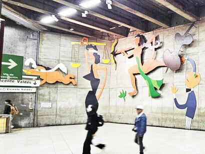 No he tenido, hasta ahora, ninguna mala experiencia con la delincuencia de la que tanto me previnieron. Mural 'Declaración de Amor' de Samy Benmayor en estación Baquedano, Santiago, Chile