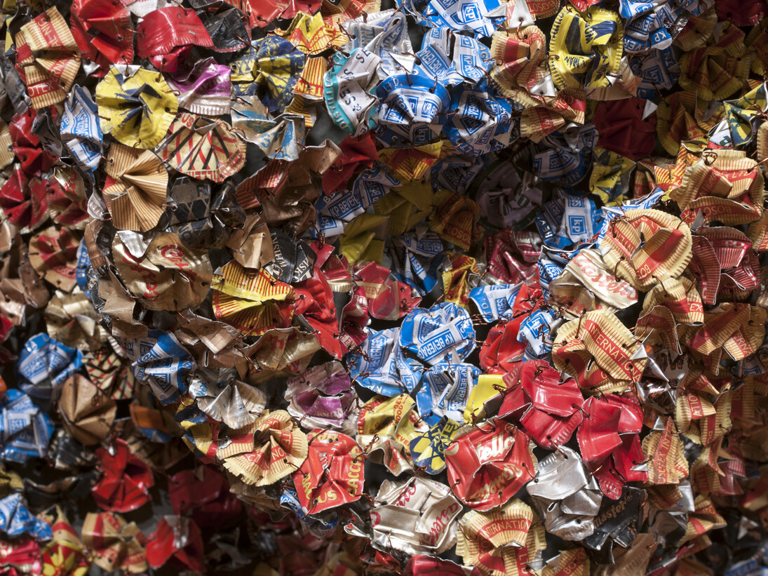 El Anatsui, Amemo (Mask of Humankind) (detail), 2010, aluminum and copper wire, 155 x 125 inches, installation at the Akron Art Museum. Courtesy of the artist and Jack Shainman Gallery, NY. Photo by Andrew McAllister, courtesy of the Akron Art Museum.