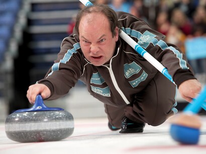 Jugador de curling lanzando