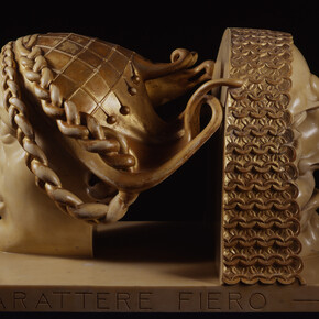 Adolfo Wildt, Caractère fier - Âme simple (Carattere fiero – Anima gentile), 1912, Marbre partiellement doré, 38 x 57 x 37 cm (prof.), Venise, Fondazione Musei Civici di Venezia, Galleria Internazionale d’Arte Moderna di Ca’ Pesaro, 2015 © Photo Archive – Fondazione Musei Civici di Venezia