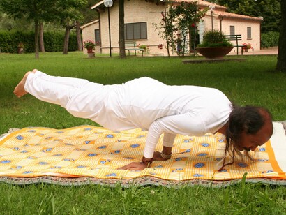 Una posizione yoga del maestro Jamuna Mishra