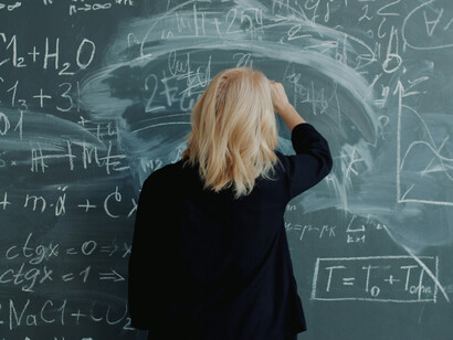 Durante su paso por el Instituto Tecnológico de Massachusetts y Harvard, rompió récords académicos y se convirtió en referente internacional por su rigor teórico y su capacidad para abordar los problemas más complejos de la física contemporánea