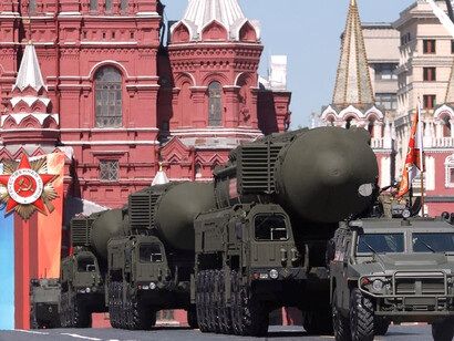 Un sistema de misiles balísticos RS-24 Yars del ejército ruso atravesando la Plaza Roja durante un desfile militar, en Moscú, en 2020
