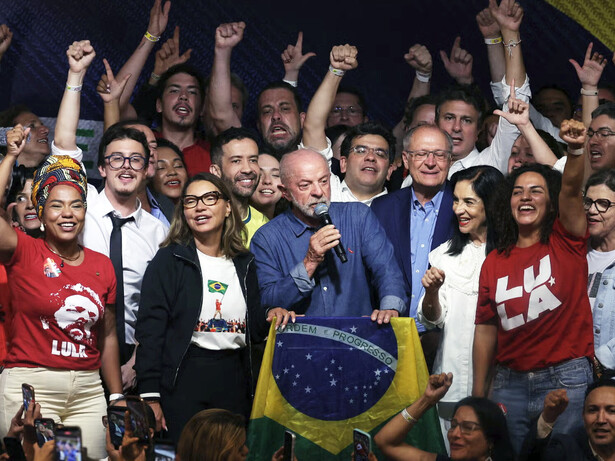 Ganó Lula da Silva, ganó la democracia, ganó el pueblo brasileño. Las principales causas de la victoria son las siguientes. La izquierda se movilizó y se unió como no lo había hecho en mucho tiempo; la movilización traspasó las lealtades y las tácticas partidistas para convertirse en una avalancha de actos espontáneos de dimensiones históricas, de entusiasmo democrático y de alegría participativa