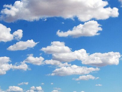 Cielo azzurro con nuvole passeggere