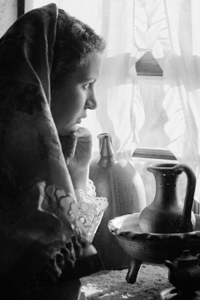 Exposição do Mundo Português, Retrato de mulher. Fotografia Casimiro dos Santos Vinagre, 1940, coleção Biblioteca de Arte da Fundação Calouste Gulbenkian, Lisboa 
