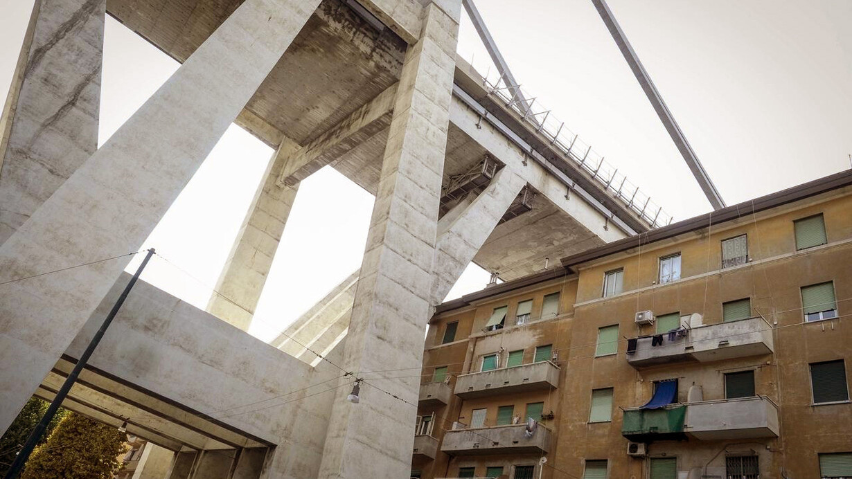 I palazzi sotto il ponte Morandi a Genova