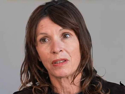 La aclamada escritora británica relató en su obra autobiográfica Despojos (Aftermath) el proceso de su separación matrimonial y cómo reconfiguró su vida y la de sus hijas tras romper con su matrimonio. Retrato de Rachel Cusk