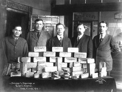 Funcionarios de una compañía con lingotes de oro, Estados Unidos, septiembre de 1919