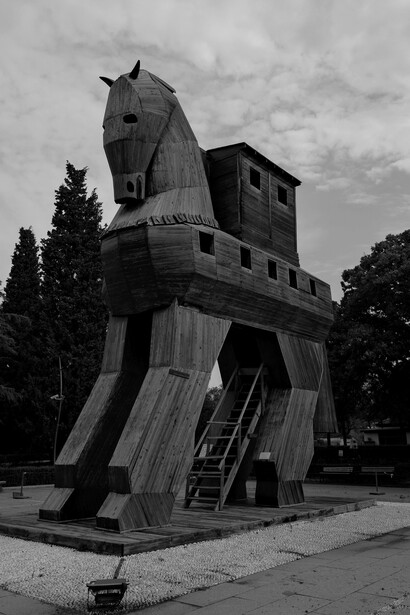 La influencia de ONG y marcos regulatorios internacionales ha transformado la narrativa ambiental en una herramienta de control económico