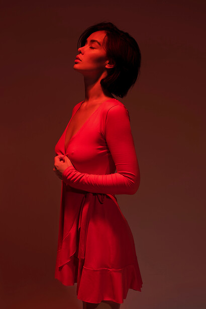 Modelo con vestido rosa: la paleta de colores adecuada a ustedes debería de iluminarles la piel y mirada