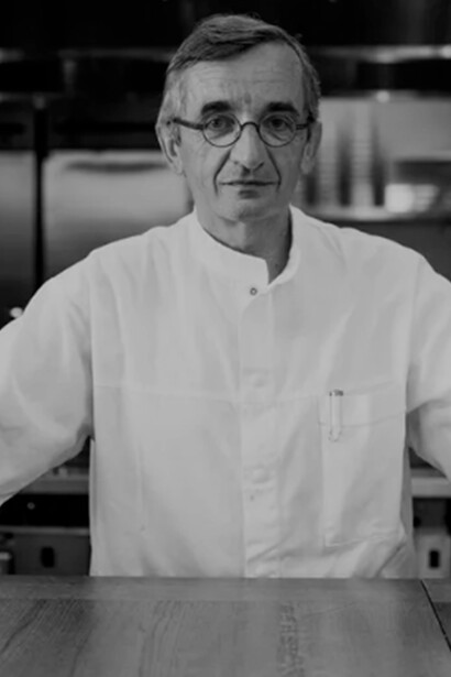 Chef Michel Bras.  Trata-se da erva-doce dos alpes (Meum athamanticum), apelidada pelos botanistas, e carinhosamente pela família de Bras