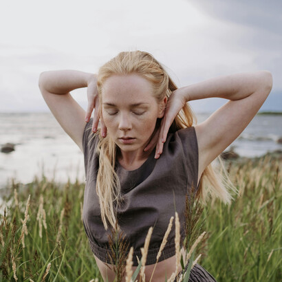 A dança in natura incentiva o retorno aos movimentos naturais do corpo, explorando a conexão com a natureza e os seus ritmos