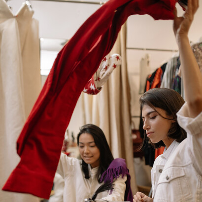 Designers conferem tecidos encontrados em feira de peças vintage