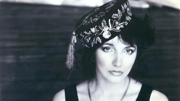 Kate Bush en una foto publicitaria para su álbum "Hounds of Love" (1985)