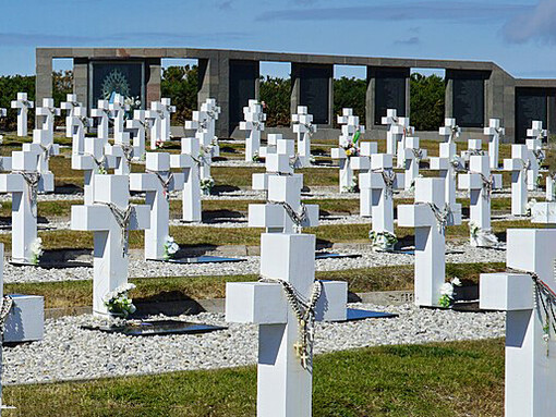 Cementerio de Darwin, Islas Malvinas, Argentina. En las calles, en los murales y en los nombres de plazas y avenidas, Malvinas sigue latiendo como parte inseparable de la identidad argentina