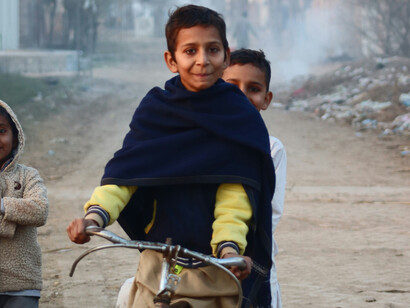 Malgré la précarité, les sourires résistent. La solidarité et la joie d’enfance subsistent même dans les contextes les plus difficiles, rappelant que la pauvreté n’efface jamais la dignité humaine