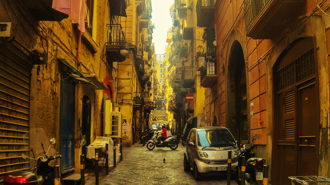 Calle estrecha de la misteriosa ciudad de Nápoles, Italia