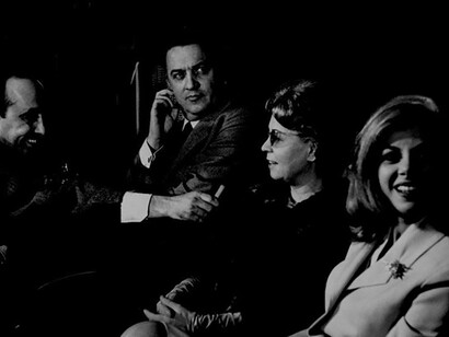 Fellini (en el centro) con Sandra Milo (primera derecha)