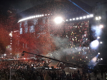 Aspecto del escenario del Vicente Calderón cuando concluyó el concierto del artista