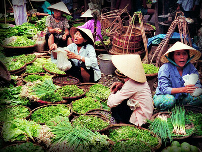 Vendedores trabajando en un mercado en Hoi An, Quảng Nam, Vietnam