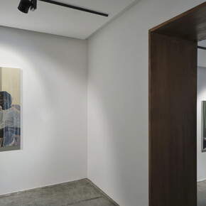 Eniwaye Oluwaseyi, Buried roots up in the air, exhibition view. Courtesy of Zidoun‑Bossuyt Gallery