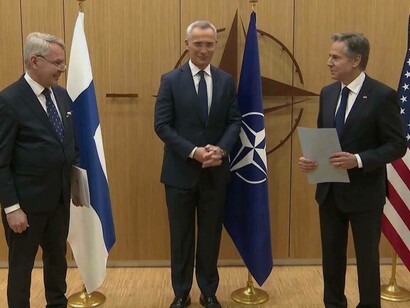 O chanceler da Finlândia, Pekka Haavisto, o secretário-geral da Otan, Jens Stoltenberg, e o secretário de Estado dos EUA, Antony Blinken, participam da entrega de documentos para a adesão da Finlândia à Otan