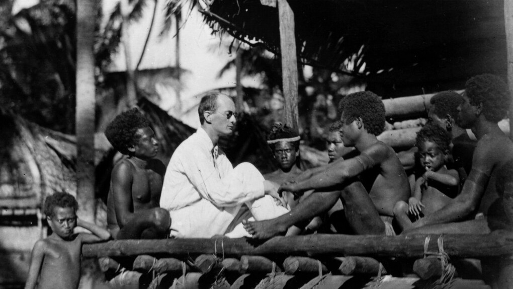 Bronislaw Malinowski junto a nativos en las Islas Trobriand, entre octubre de 1917 y octubre de 1918