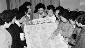 Un grupo de japonesas mirando a la Declaración Universal de Derechos Humanos durante una visita a la sede provisional de las Naciones Unidas en Lake Success, Nueva York, 1950